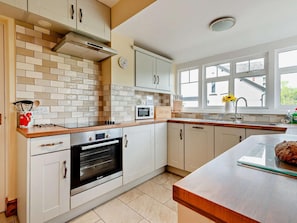Oven, dishwasher, cookware/dishes/utensils - 3 Bed in Hawkshead (oc-llh48) (Hawkshead)
