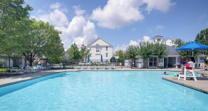 Walk to Cambridge Waterfront: Townhome w/ Deck
