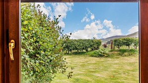 A window with a view of a vineyard and a wooden door. - 3 Bed in Dunkeld (oc-50619) (Amulree)