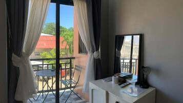 Standard Room, Balcony, City View | Interior