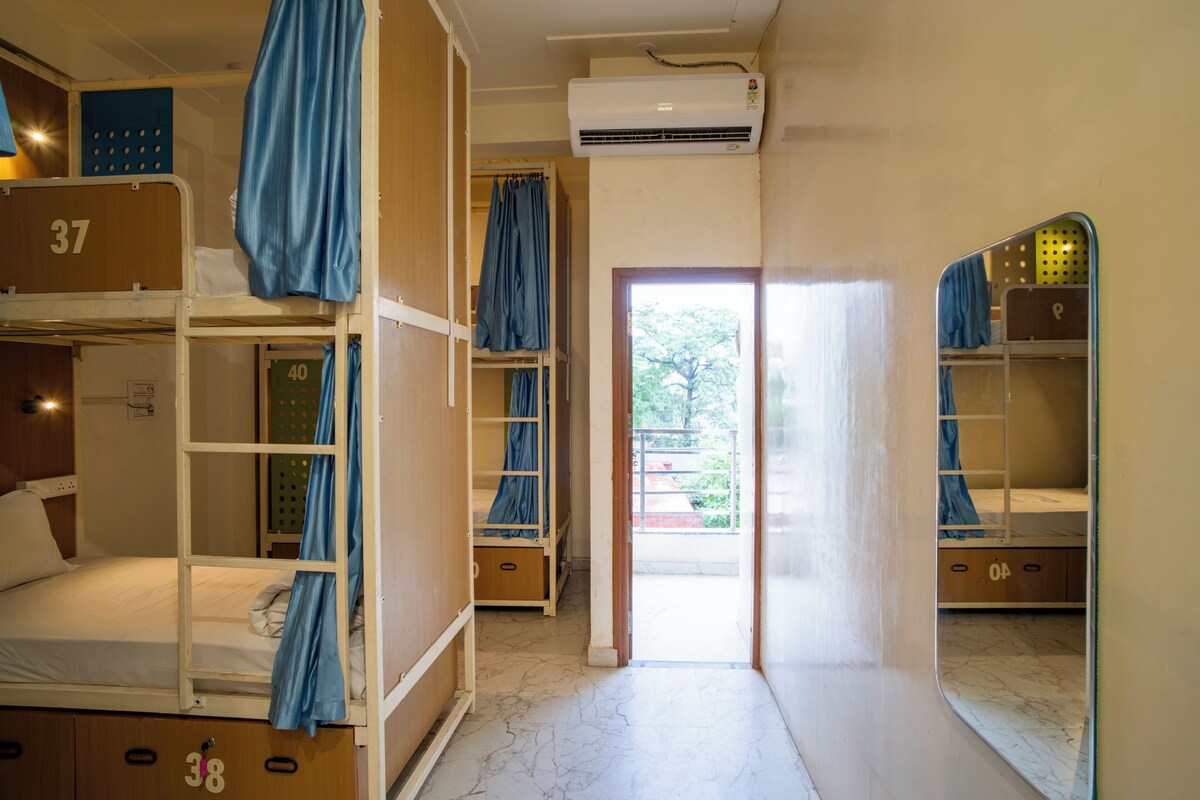 2nd Floor 6 Bed Dormitory | Free WiFi, bed sheets