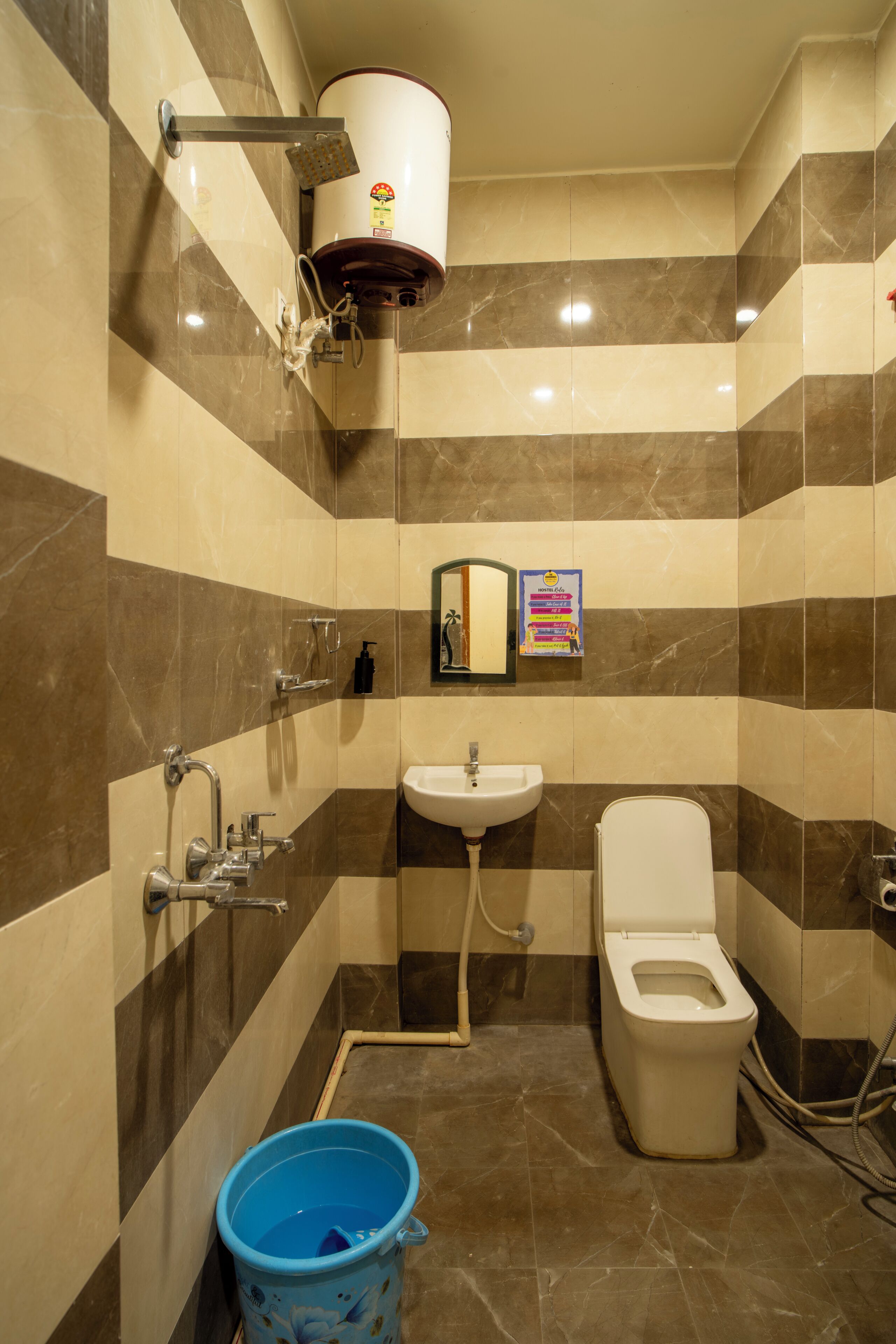 Un baño con inodoro, lavabo y ducha.