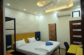 Quarto casal básico | Wi-Fi de cortesia, roupa de cama