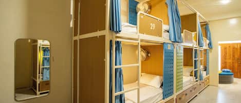 Un dormitorio con literas, un espejo y un armario.
