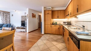 Une cuisine moderne avec des meubles en bois, un four à micro-ondes encastré et un évier.