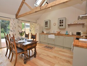 Oven, highchair, cookware/dishes/utensils - 2 Bed in Stoke Abbott (oc-50884) (Stoke Abbott)