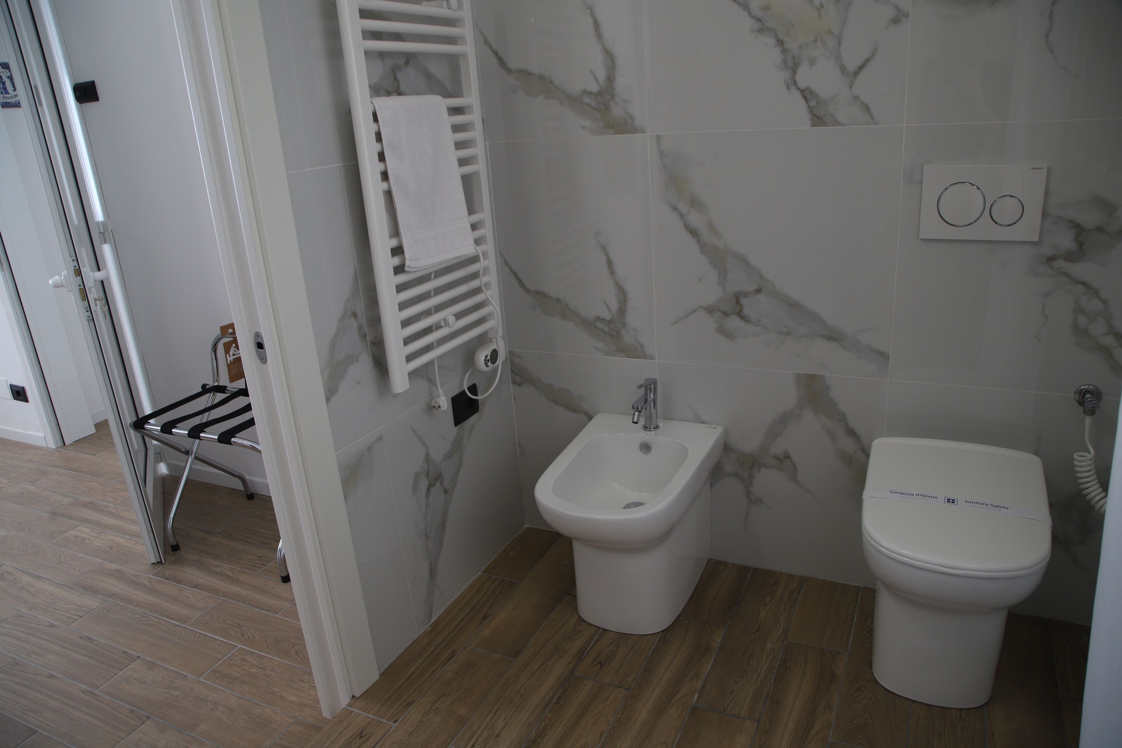 Ein Badezimmer mit einer Bio-Toilette, Toilette und Handtuchhalter.