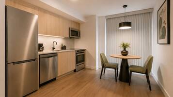 Appartement | Privékeuken | Een koelkast, een microgolfoven, een oven, een kookplaat