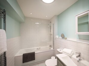 A modern bathroom with a bathtub, toilet, and sink. - 2 Bed in Bakewell (oc-skn18) (Baslow)