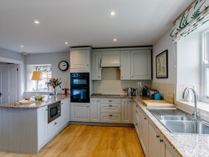 Oven, dishwasher, cookware/dishes/utensils - 2 Bed in Buxton (oc-skn28) (Earl Sterndale)