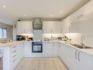 Oven, dishwasher, high chair, cookware/dishes/utensils - 2 Bed in Beaworthy (oc-52087) (Virginstowe)