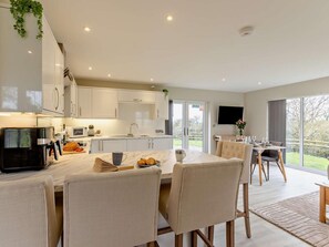 Oven, dishwasher, high chair, cookware/dishes/utensils - 2 Bed in Beaworthy (oc-52087) (Virginstowe)