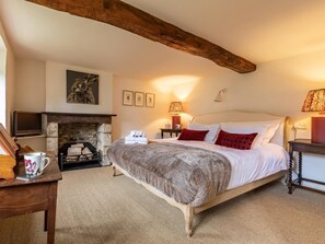 Travel cot, free WiFi, bed sheets - 3 Bed in Bath (oc-skn21) (Combe Hay)