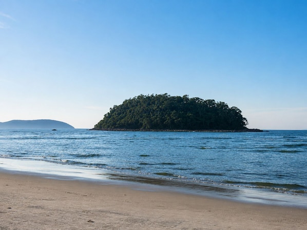 Beach - Family home in Lagoinha: sea view, barbecue and 24-hour security. (Ubatuba)