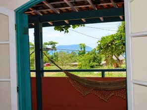 Property grounds - Family home in Lagoinha: sea view, barbecue and 24-hour security. (Ubatuba)