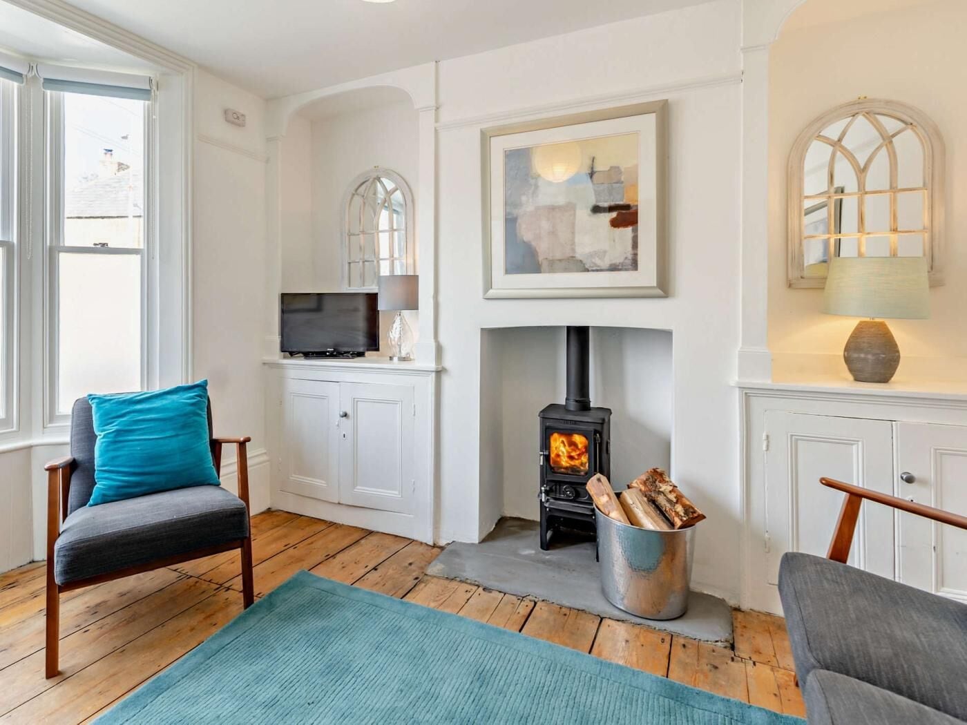 TV, fireplace