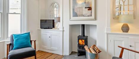 TV, fireplace