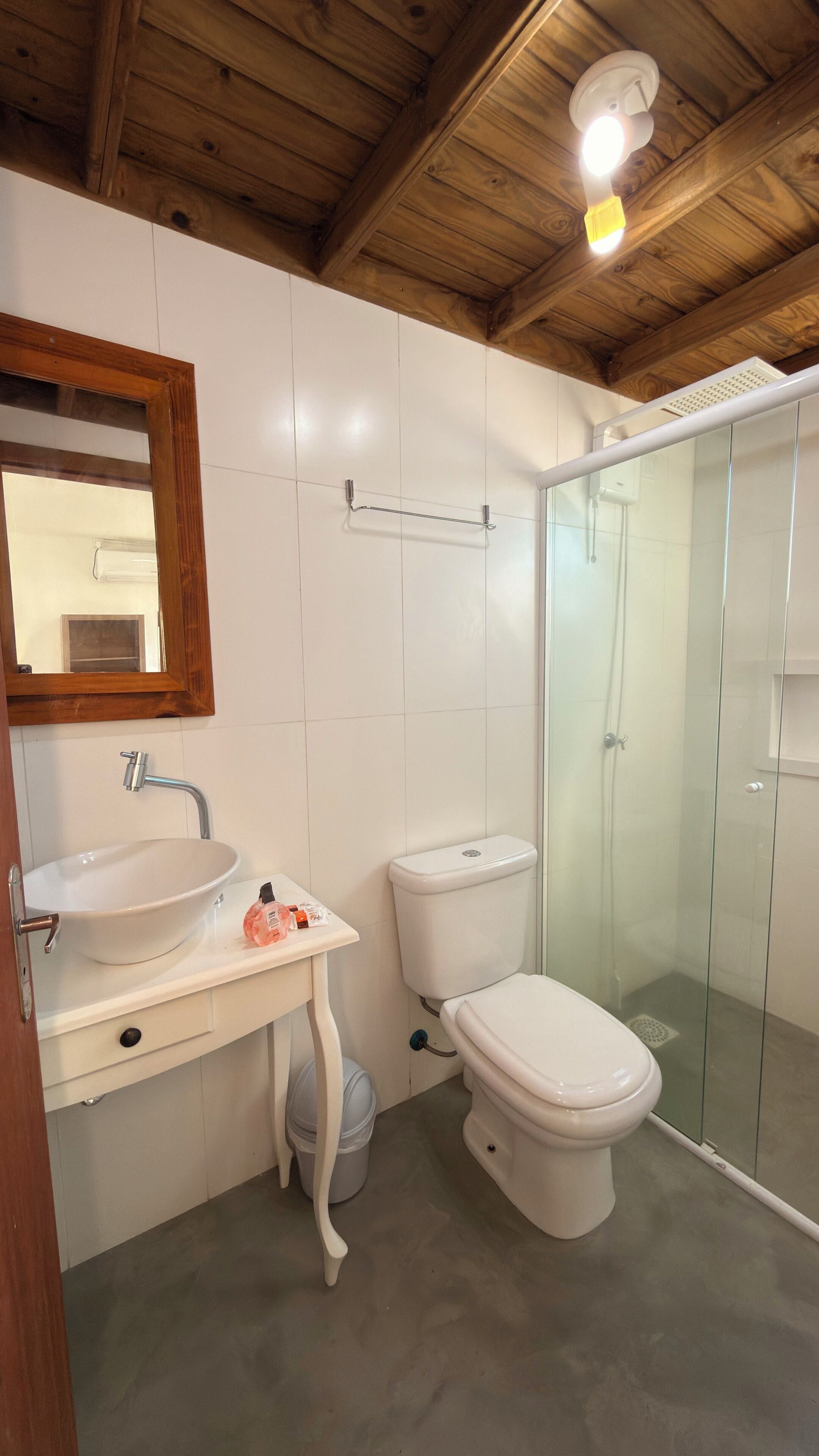 Klassiek appartement, terras, gedeeltelijk uitzicht op zee | Badkamer | Een douche, een haardroger, handdoeken, zeep