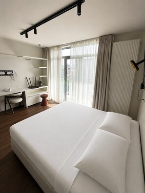 Superior kamer, 1 twee- of 2 eenpersoonsbedden, balkon, uitzicht op stad | Een strijkplank/strijkijzer, gratis wifi