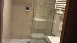Kamar Single | Kamar mandi | Shower, perlengkapan mandi gratis, handuk, dan sabun