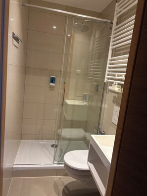 Eenpersoonskamer | Badkamer | Een douche, gratis toiletartikelen, handdoeken, zeep