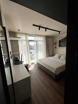 Superior kamer, 1 twee- of 2 eenpersoonsbedden, balkon, uitzicht op stad | Een strijkplank/strijkijzer, gratis wifi