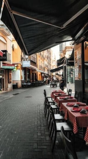 Outdoor dining - Amazing apartment in Alicante, 15 minutes from the beach (Alicante)