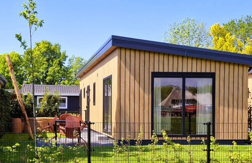 Escape to the tranquility of the Veluwe in this new and cozy 4-person chalet with hot tub (Softub) in Hulshorst where your pet is also welcome.