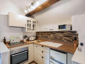 Oven, high chair, cookware/dishes/utensils - 1 Bed in Yelverton (oc-53533) (Yelverton)