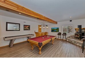 Games room - Big Bear Ski Chalet - Walk to Slopes & Hot Tub (Big Bear Lake)