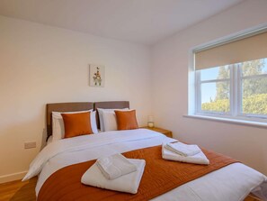 2 bedrooms, iron/ironing board, travel crib, WiFi (free)