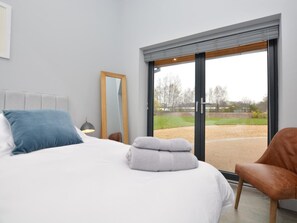 Iron/ironing board, free WiFi, bed sheets - 2 Bed in Lincoln (oc-53878) (Doddington)