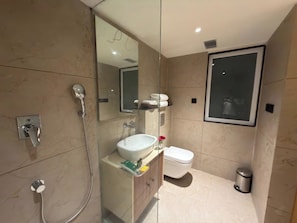 Standard Suite | Bathroom - Tranquil Boutique hotel (Hubballi)