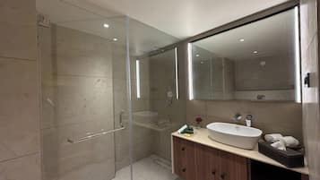 Suite estándar | Baño | Ducha, zapatillas, toallas y jabón