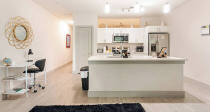 Riverwalk View Luxe Condo Views Pool & Free Parking