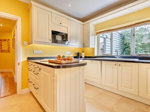 Oven, dishwasher, high chair, cookware/dishes/utensils - 3 Bed in Gillingham (oc-53854) (Gillingham)