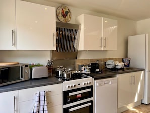 House, 1 Bedroom (Selden Lodge) | Dapur peribadi | Peti sejuk, alat memasak/pinggan mangkuk/perkakas dapur 