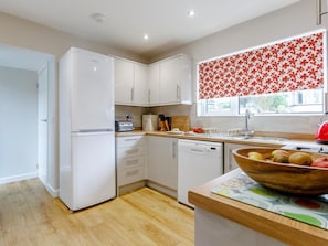 Oven, dishwasher, high chair, cookware/dishes/utensils - 3 Bed in Brixham (oc-bx002) (Brixham)