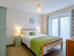 Travel cot, free WiFi, bed sheets - 3 Bed in Brixham (oc-bx002) (Brixham)