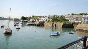 Un port avec des bateaux, une jetée et une ville en arrière-plan.