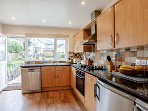 Oven, dishwasher, high chair, cookware/dishes/utensils - 3 Bed in Brixham (oc-bx001) (Brixham)
