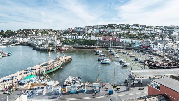 A coastal town with a marina, buildings, and a clear sky. - 3 Bed in Brixham (oc-bx018) (Brixham)