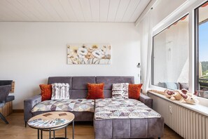 Fernseher, Tischtennisplatte, Stereoanlage