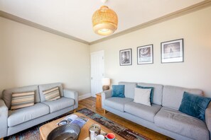 TV, fireplace - 3 Bed in Brixham (oc-bx045) (Brixham)