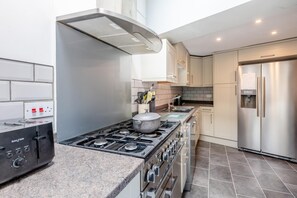 Microwave, oven, dishwasher, cookware/dishes/utensils - 3 Bed in Brixham (oc-bx045) (Brixham)