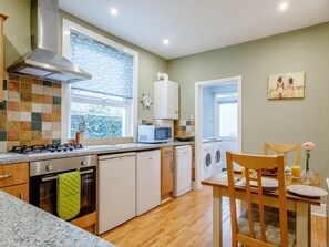 Oven, dishwasher, high chair, cookware/dishes/utensils - 1 Bed in Brixham (oc-bx031) (Brixham)