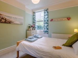 Travel cot, free WiFi, bed sheets - 1 Bed in Brixham (oc-bx031) (Brixham)
