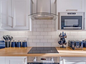 Oven, dishwasher, cookware/dishes/utensils - 2 Bed in Brixham (oc-bx078) (Brixham)
