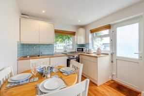 Microwave, oven, high chair, cookware/dishes/utensils - 2 Bed in Brixham (oc-bx054) (Brixham)