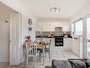 Oven, high chair, cookware/dishes/utensils - 2 Bed in Brixham (oc-bx079) (Brixham)